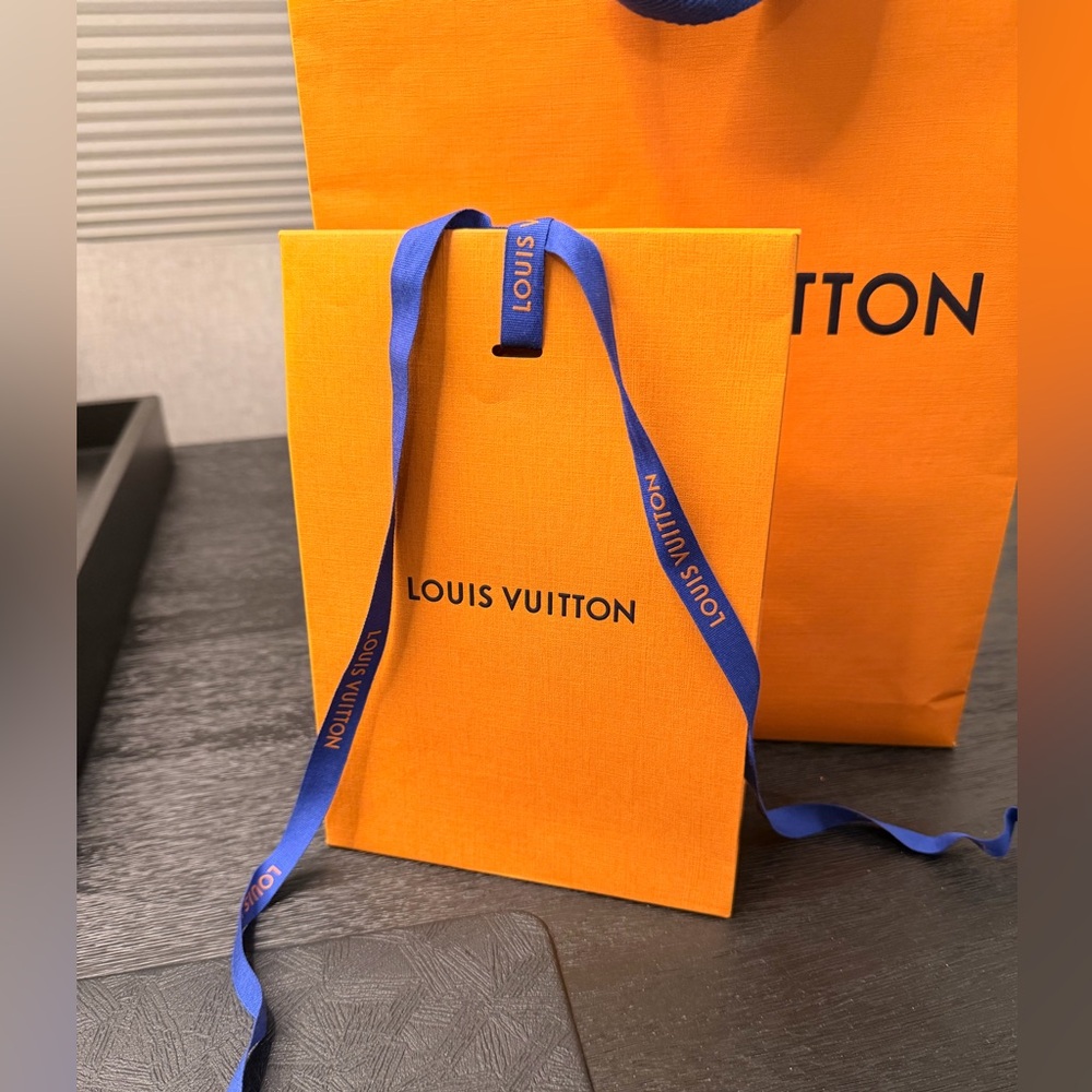 Louis Vuitton Shopping Bag with ribbon, smaller gift bag and gift tag. - Picture 4 of 9